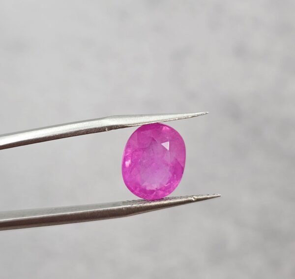 Zafiro rosa intenso Milky corte Oval 5.47ct