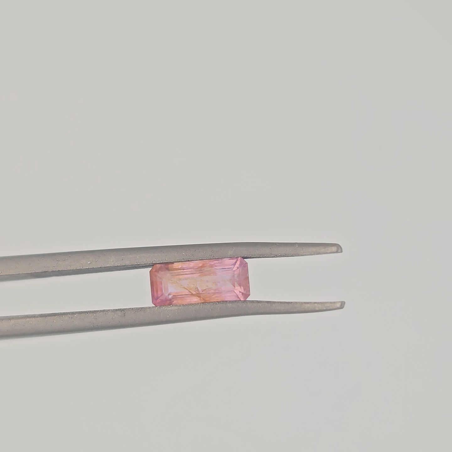 Zafiro Milky Bicolor corte Esmeralda 0.64ct