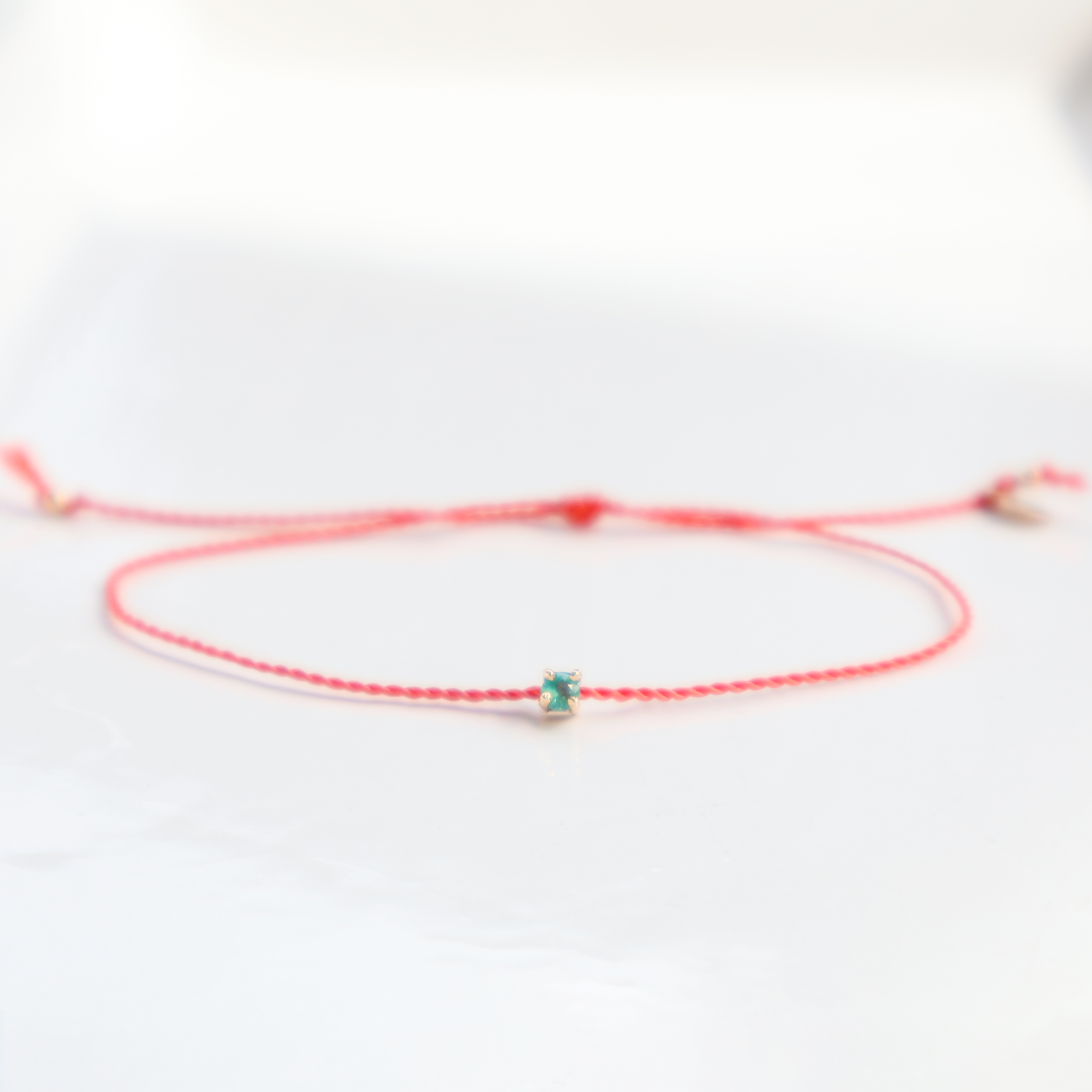 Pulsera Gema en Hilo * Esmeralda con Rojo Coral