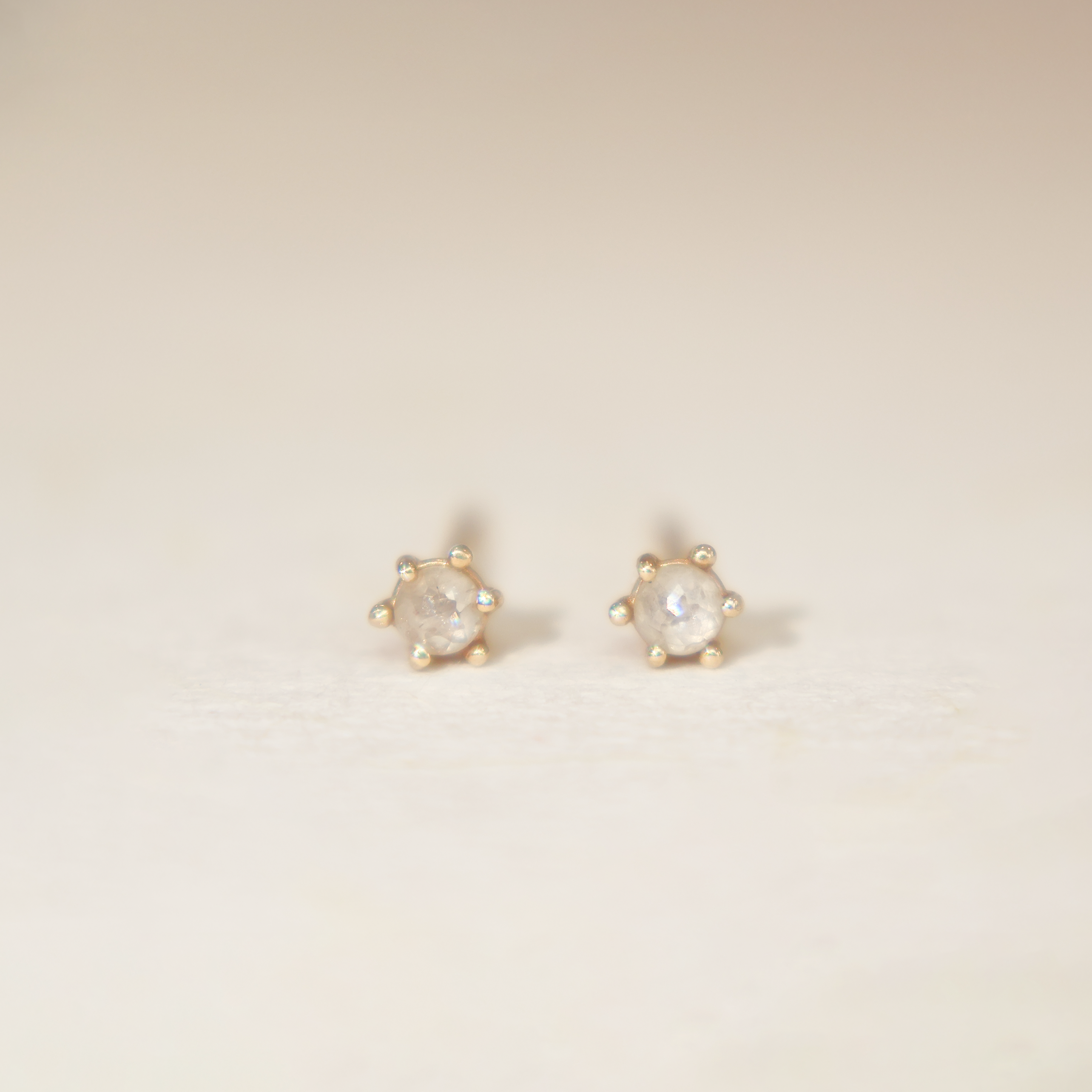 Aretes Algodón Diamante Salt & Pepper * Oro Amarillo 14k