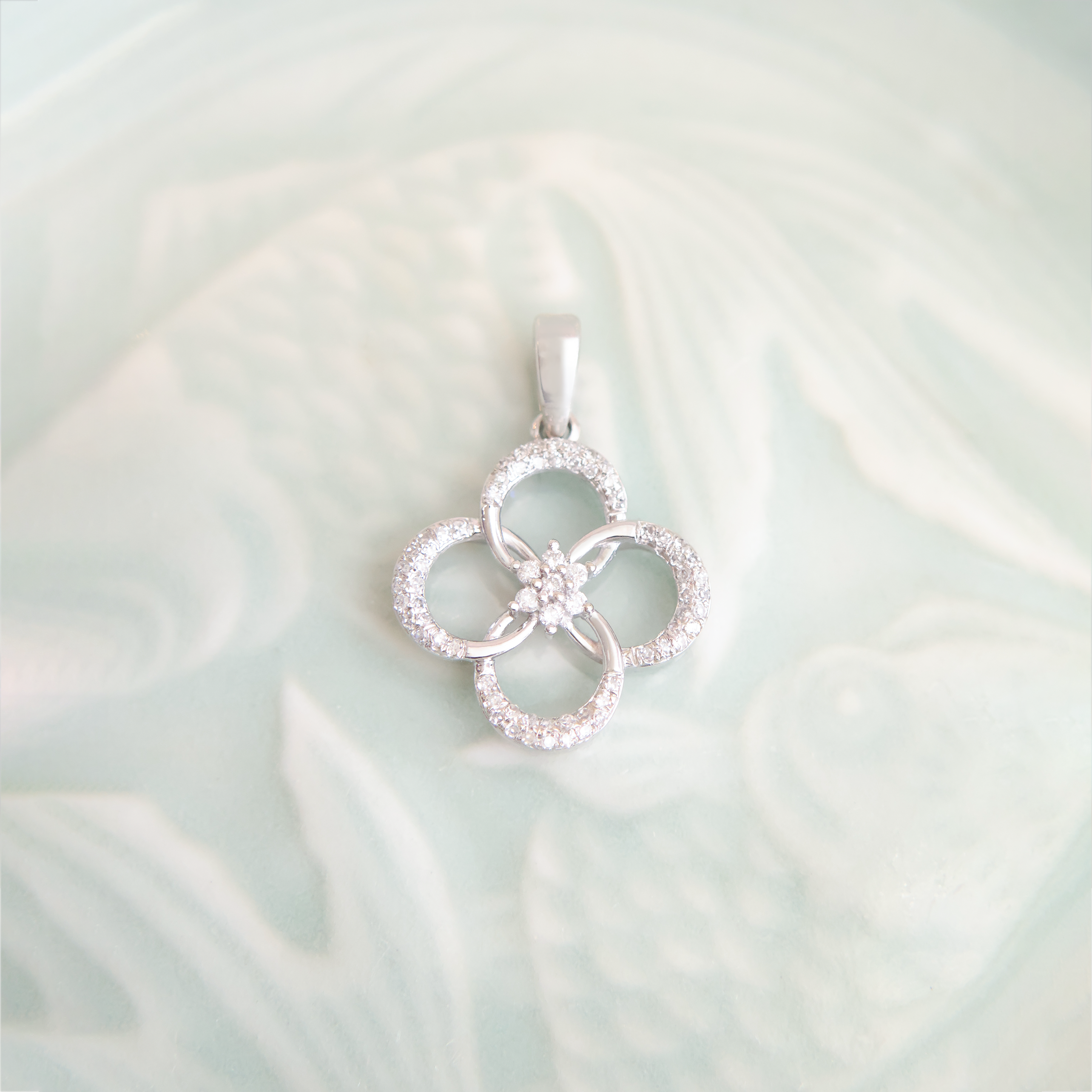 Vintage Charm Oro Blanco 10k Trebol con Diamantes