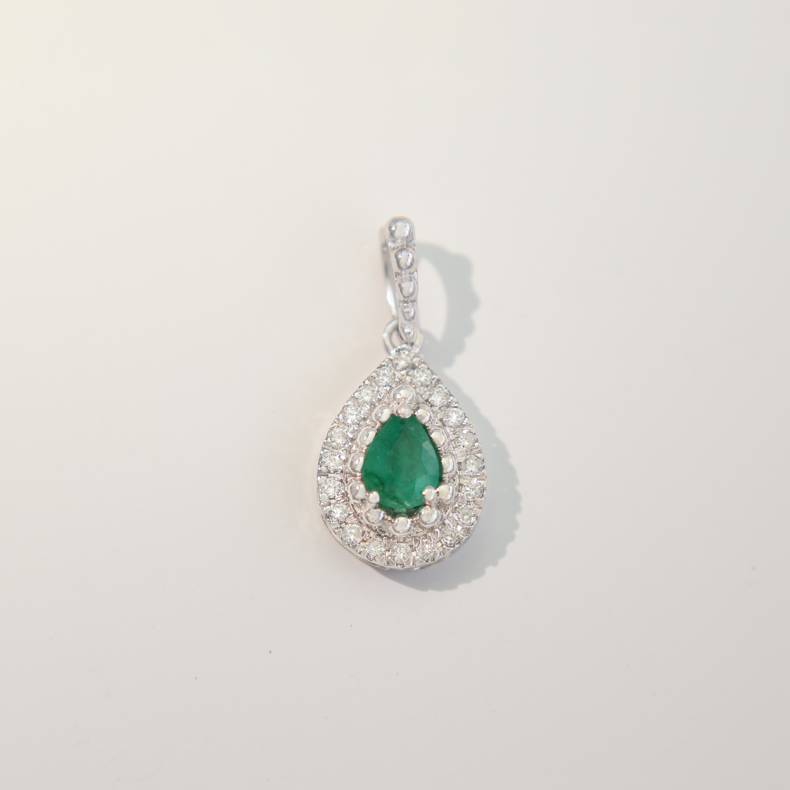 Charm Esmeralda Pera con Halo * Oro Blanco 14k