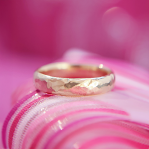 Argolla Martillada 4mm Comfort * Oro Amarillo 14k Talla 5.25