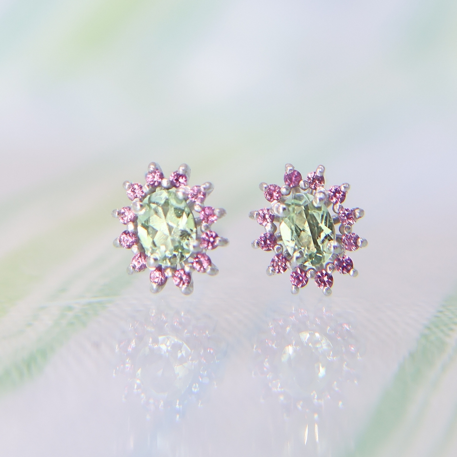 Aretes Grace de Turmalina Menta y Zafiros Rosa * Oro Blanco 14k