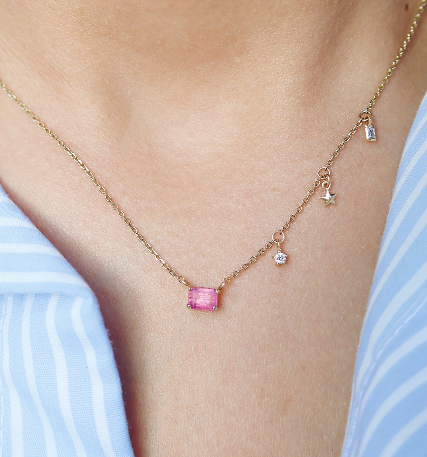 Collar Amelie Turmalina Bubblegum Pink con 3 charms * Oro Amarillo 14k